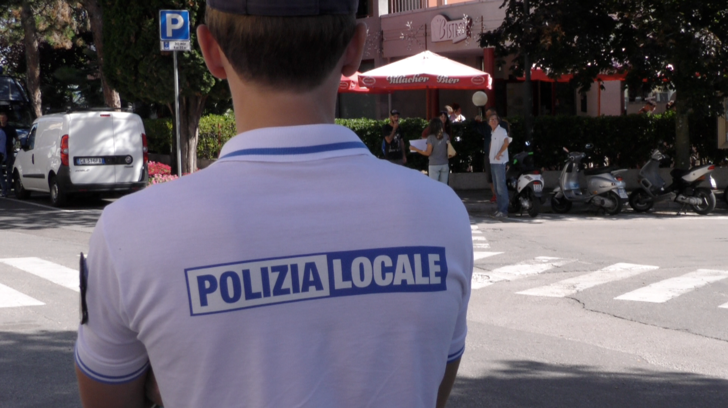 Immagine per In bici contromano a Monfalcone, aggredisce e insulta un agente